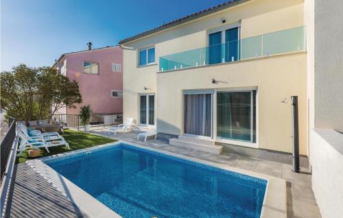 Bazén v ubytovaní Four-Bedroom Holiday Home In Sibenik alebo v jeho blízkosti