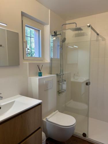 une salle de bain avec une douche, des toilettes et un lavabo dans l'établissement Villa Sun&Sea, à La Croix-Valmer