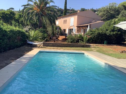 une piscine devant une maison dans l'établissement Villa Sun&Sea, à La Croix-Valmer