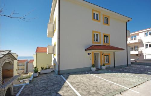 Two-Bedroom Apartment In Makarska