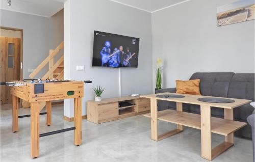 Μια τηλεόραση ή/και κέντρο ψυχαγωγίας στο Lovely Home In Nowe Warpno