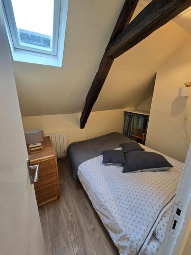 une chambre avec un lit et une fenêtre dans l'établissement Le Studio du Gouverneur, à Honfleur