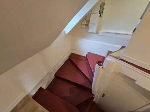 une vue aérienne d'un escalier dans une maison dans l'établissement Le Studio du Gouverneur, à Honfleur