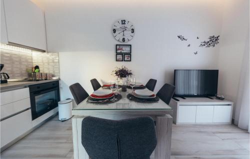 Nice Apartment In Okrug Gornji