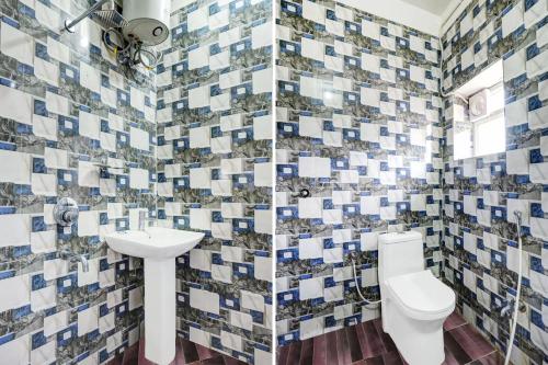Ένα μπάνιο στο Hotel O SWEDHA HOTEL