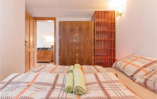 a bedroom with a bed with two towels on it at Lovely Home In Svetvincenat With Wifi in Svetvinčenat