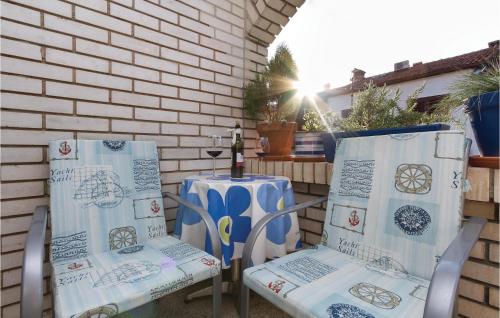 dwa krzesła i stół na patio w obiekcie 2 Bedroom Lovely Apartment In Rovinj w Rovinj