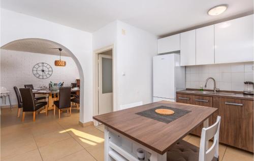 4 Bedroom Lovely Home In Malinska