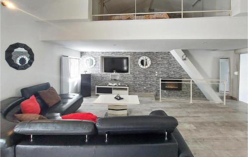 - un salon avec un canapé noir et une cheminée dans l'établissement 4 Bedroom Awesome Home In Villars, à Villars