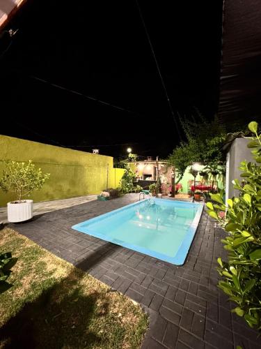 a swimming pool in a backyard at night at Casa da Vó Gera in Foz do Iguaçu