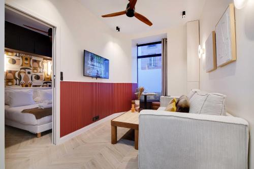 un salon avec un canapé et un lit dans l'établissement Superb apartment -1BR-4P- Montmartre, à Paris