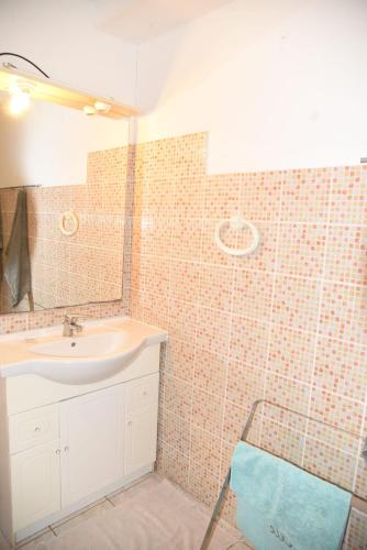 une salle de bain avec un lavabo et une douche dans l'établissement Appartement Coté mer, à Canelle