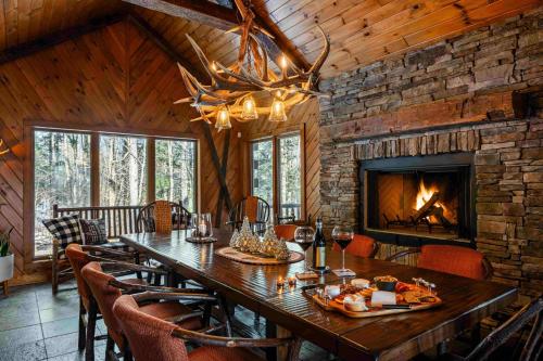 Χώρος καθιστικού στο Black Bear Cabin