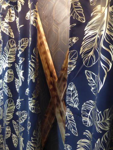 un homme en robe bleue avec cravate dans l'établissement L'Instant pour Soi, à Saint-Gervais-les-Trois-Clochers