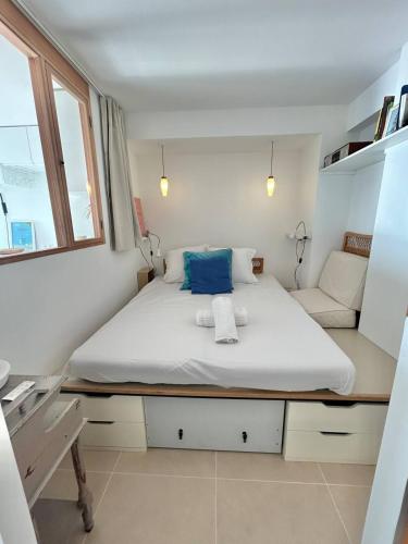 une petite chambre avec un lit et un canapé dans l'établissement Bel appartement vue mer, à Palavas-les-Flots