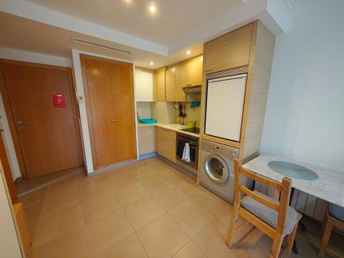 a kitchen with a washer and a washing machine at Estudio en primera linea de playa in Daimuz
