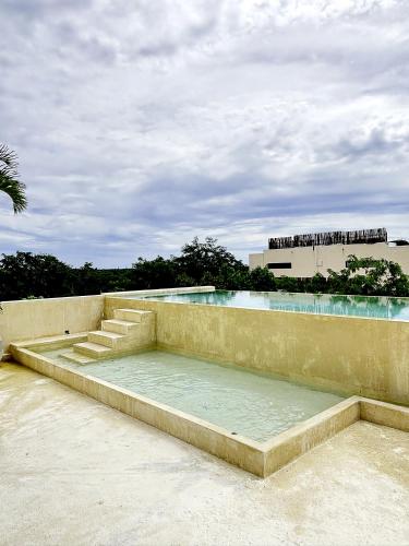 Tulum Jungle Penthouse Private Rooftop Pool Wifiの敷地内または近くにあるプール