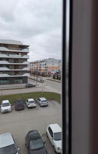 a group of cars parked in a parking lot at Apartman Ina stan na dan in Donje Mladice