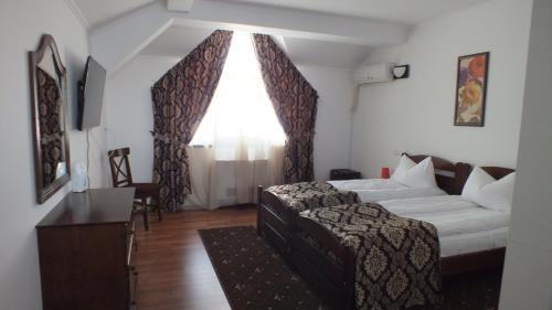Postel nebo postele na pokoji v ubytování Hanul Cocosul