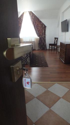 a door knob with a tag on a room at Hanul Cocosul in Vităneşti