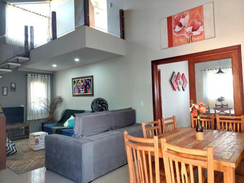 a living room with a table and a couch at Temporada Belas Casas in São Pedro