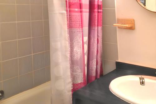 une salle de bain avec un lavabo et un rideau de douche dans l'établissement Studio cosy avec vue sur la montagne - Les Belleville - 20 m², aux Menuires