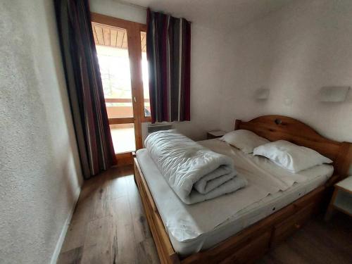 une chambre avec un lit avec des serviettes dessus dans l'établissement Résidence Le Sextant - Appartement 2 pièces pour 6 personnes de 37m² MAE-0961, à La Plagne Tarentaise