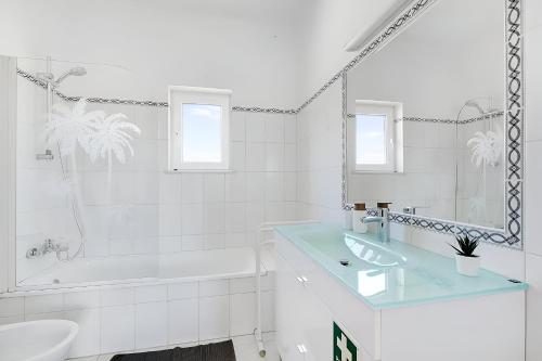 Ένα μπάνιο στο Arrifana Ocean View Villa