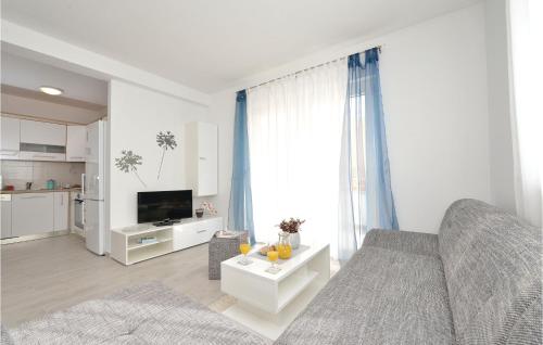 Biały salon z kanapą i telewizorem w obiekcie Apartment Vrsi-Mulo 11 w mieście Kod Mula
