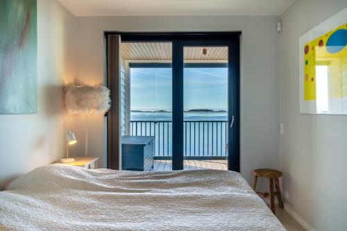 Postel nebo postele na pokoji v ubytování Solara Suite in Kuningatarranta Hanko
