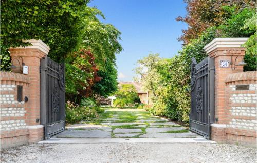 Κήπος έξω από το Cozy Home In Fanzolo Di Vedelago