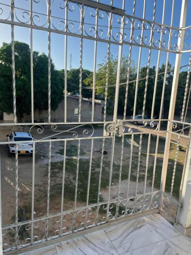 un cancello di ferro con vista su un parcheggio di Apartamentos D&K a Ríohacha