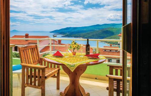 stół na balkonie z widokiem na ocean w obiekcie Apartment Opatijska Croatia w Rabacu