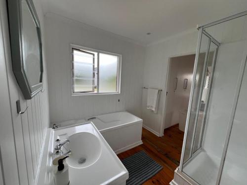 Ένα μπάνιο στο Birdsong Your Brenton-on-Sea home-away-from-home