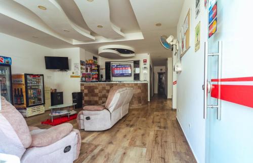 a living room with two chairs and a fireplace at Hotel California Air in Carepa