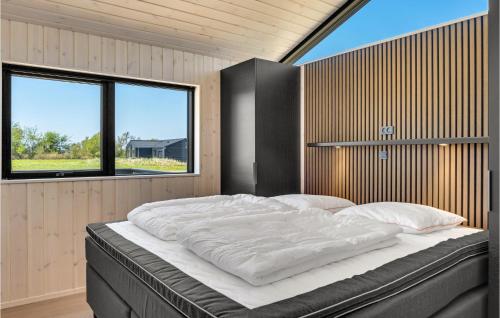 Ein Bett oder Betten in einem Zimmer der Unterkunft Beautiful Home In Hjørring With Sauna