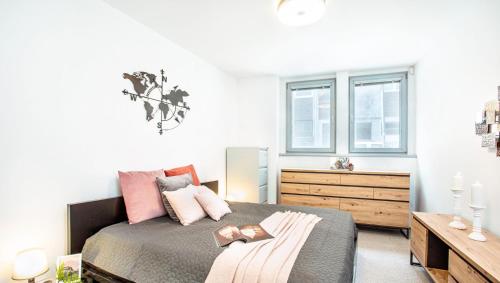 une chambre avec un lit, une commode et une fenêtre dans l'établissement The Royal Goat Near Castle and Presidential Palace, à Bratislava