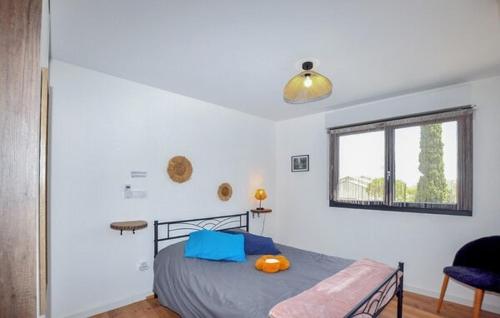 una camera da letto con un letto e una finestra di Tournissan L'Auberge du Chateau avec ça piscine a Tournissan