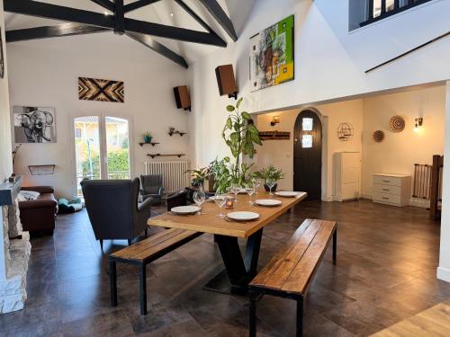 une salle à manger avec une table et des chaises en bois dans l'établissement Villa Landaise, 10 minutes des plages, à Soustons