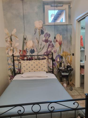 a bedroom with a bed with a flower wallpaper at Appunti di Viaggio Room & Breakfast in San Giorgio di Piano