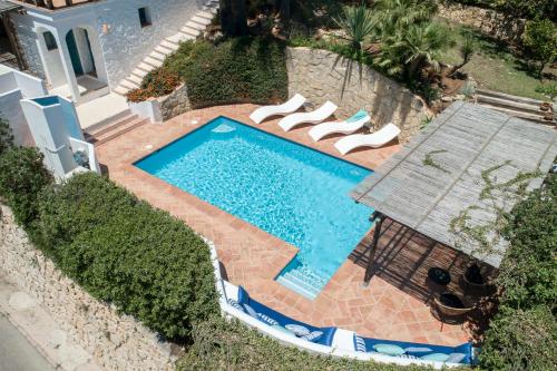 an overhead view of a swimming pool with two loungers at Villa Tosalet Pomelo in Jávea