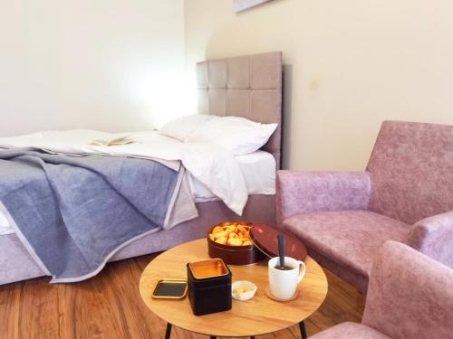 Dani Lux Belgrade Center Studio Apartment客房内的一张或多张床位