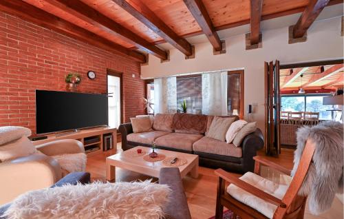 a living room with a couch and a tv at Cozy Home In Cakovec With Sauna in Čakovec