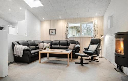 a living room with a couch and a table at Beautiful Home In Spøttrup With Wifi in Spottrup
