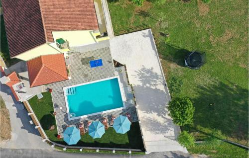 an overhead view of a swimming pool in a yard at 4 Bedroom Gorgeous Home In Hrvace in Hrvace
