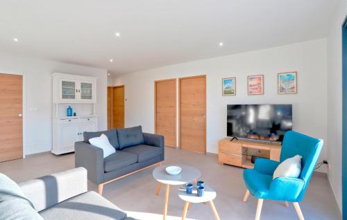 un salon avec un canapé et une télévision dans l'établissement Lovely Home In Saint-Germain-Sur-Ay, à Saint-Germain-sur-Ay