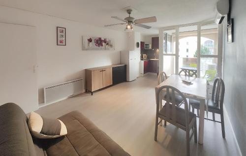 un salon avec un canapé et une table dans l'établissement 1 Bedroom Lovely Apartment In Agde, au Cap d'Agde