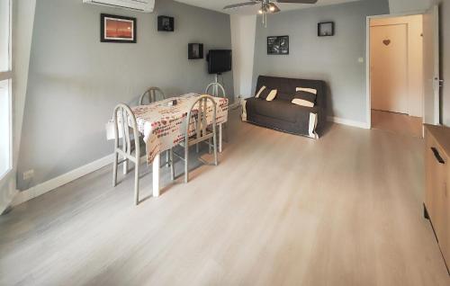 - une chambre avec 2 lits superposés et une chambre d'une superficie de 1 lit dans l'établissement 1 Bedroom Lovely Apartment In Agde, au Cap d'Agde