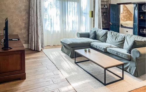Noordscheschutにある2 Bedroom Cozy Home In Noordscheschutのソファとコーヒーテーブルのあるリビングルーム