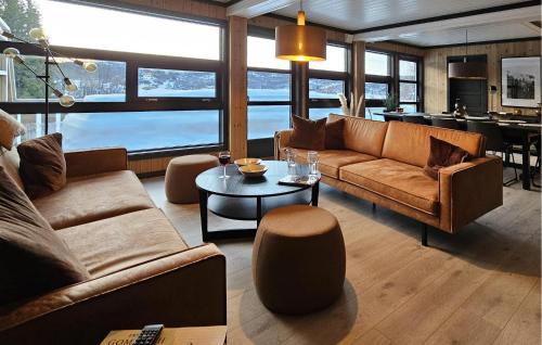 un salon avec un canapé et une table dans l'établissement 3 Bedroom Awesome Apartment In Rjukan, à Rjukan